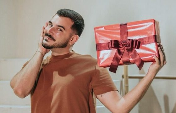 Humorista sergipano leva personagem de sucesso na internet ao teatro em Aracaju