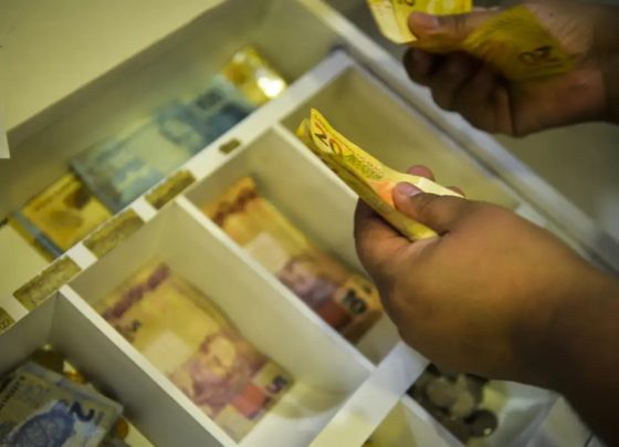 INPC tem variação negativa em agosto e soma 3,98% em 12 meses