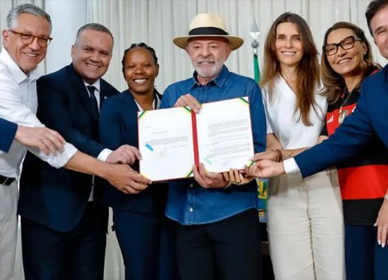Lula sanciona  lei de incentivo ao desenvolvimento do futebol feminino