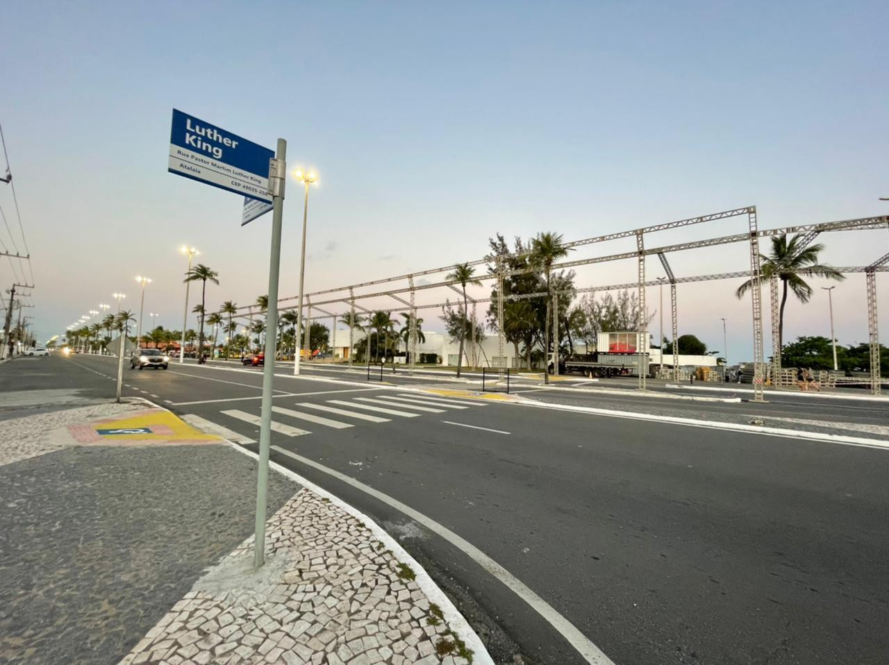 Montagem da estrutura: Pré-Caju 2026 já começou a tomar forma na Orla de Atalaia 