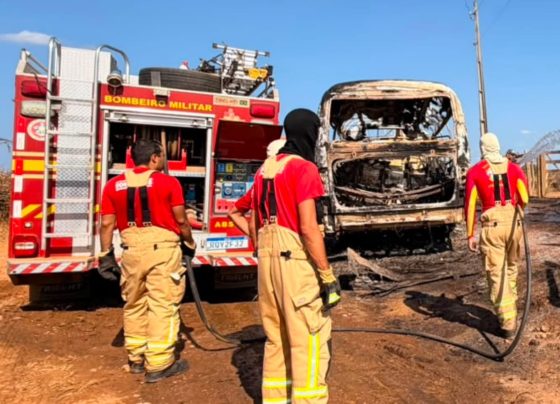 ÔNIBUS PEGA FOGO E FICA COMPLETAMENTE DESTRUÍDO NAS PROXIMIDADES DO POVOADO LAGOA REDONDA, EM ITABI