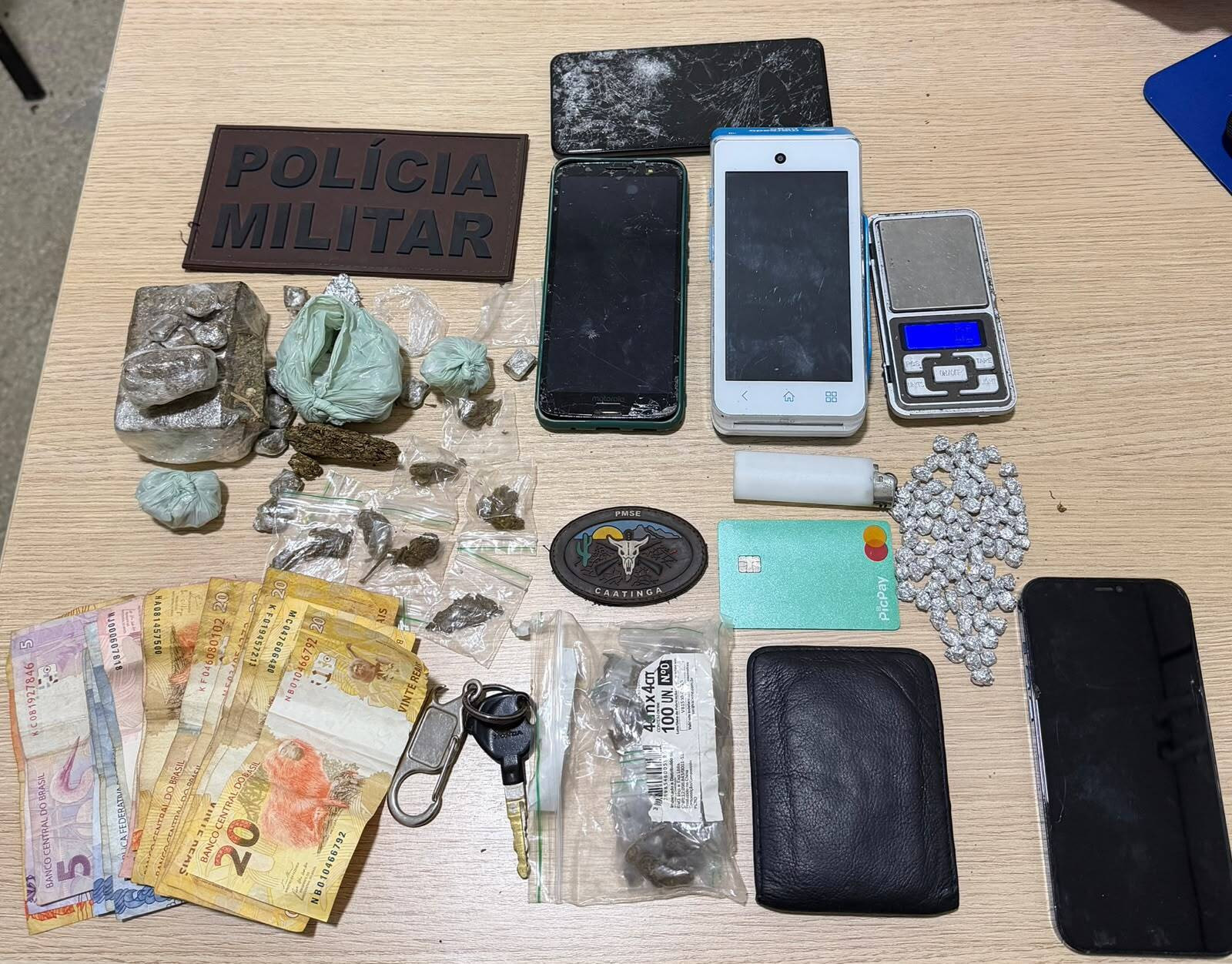 PM apreende drogas e prende três suspeitos por tráfico em Feira Nova