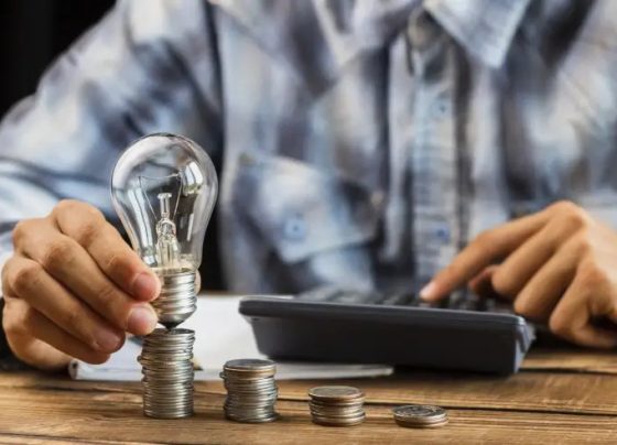 Pequenos negócios poderão escolher fornecedor de energia elétrica a partir de 2027