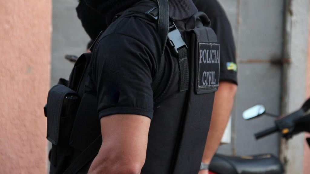 Polícia Civil prende duas pessoas após apreensão de arma durante cumprimento de mandado em Nossa Senhora do Socorro