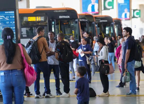Setor de serviços fica estável em julho e sobe 2,4% em 12 meses