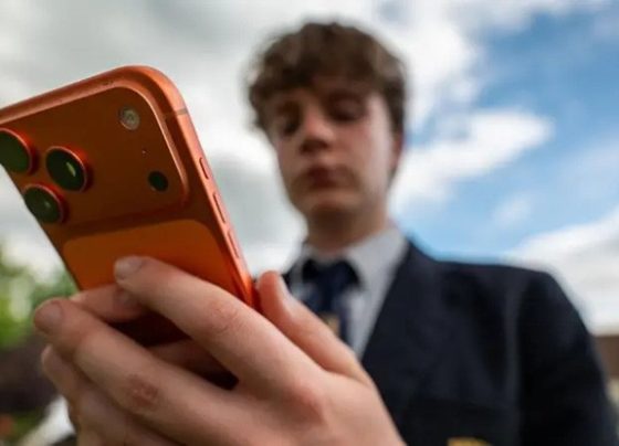 UE quer banir acesso a redes sociais e IA para menores de 13 anos
