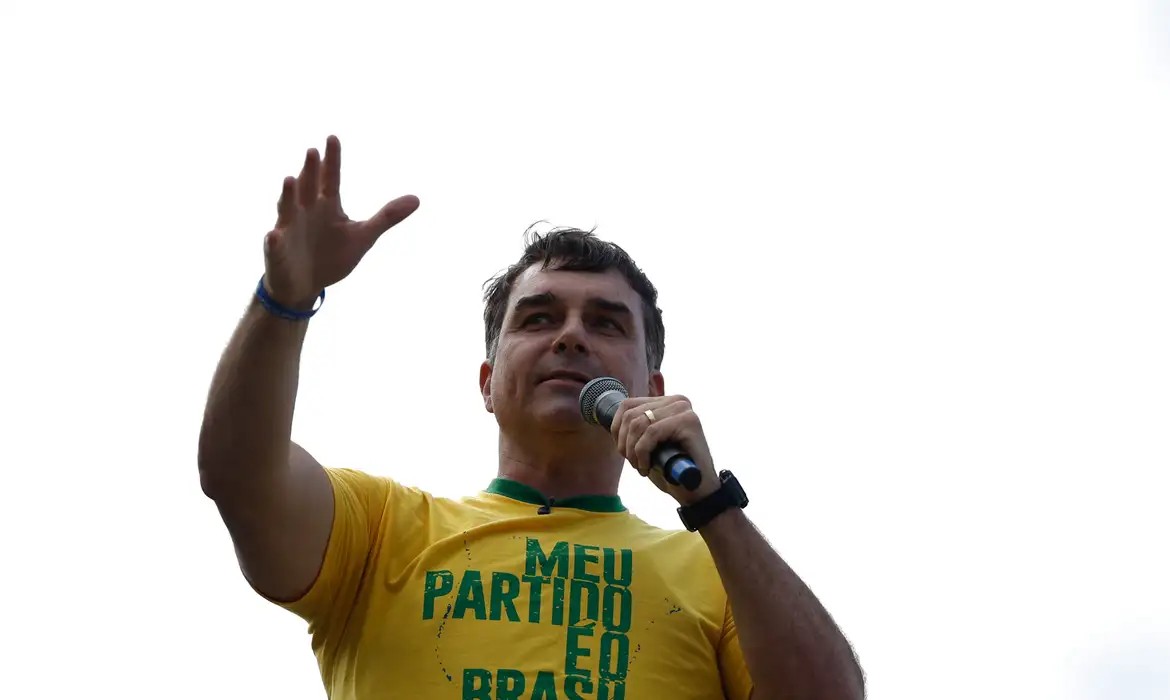 Aliado de Trump diz que Flávio Bolsonaro chegou aos EUA