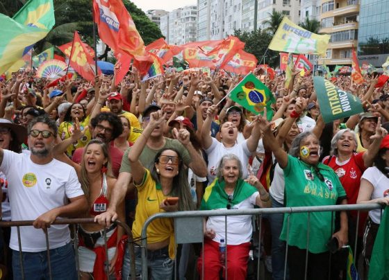 Ato em apoio à democracia e a Lula reúne milhares em Copacabana