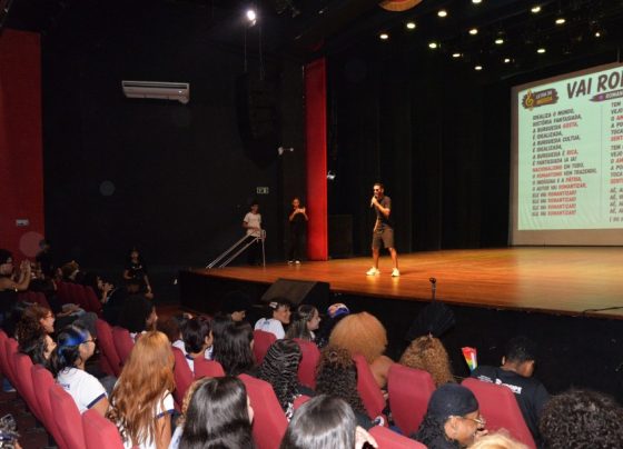 Aula-show utiliza paródias na preparação dos estudantes para o Enem 2026