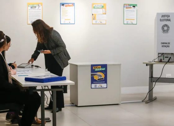 Colinha em papel e sem celular: saiba o que pode entrar na cabine