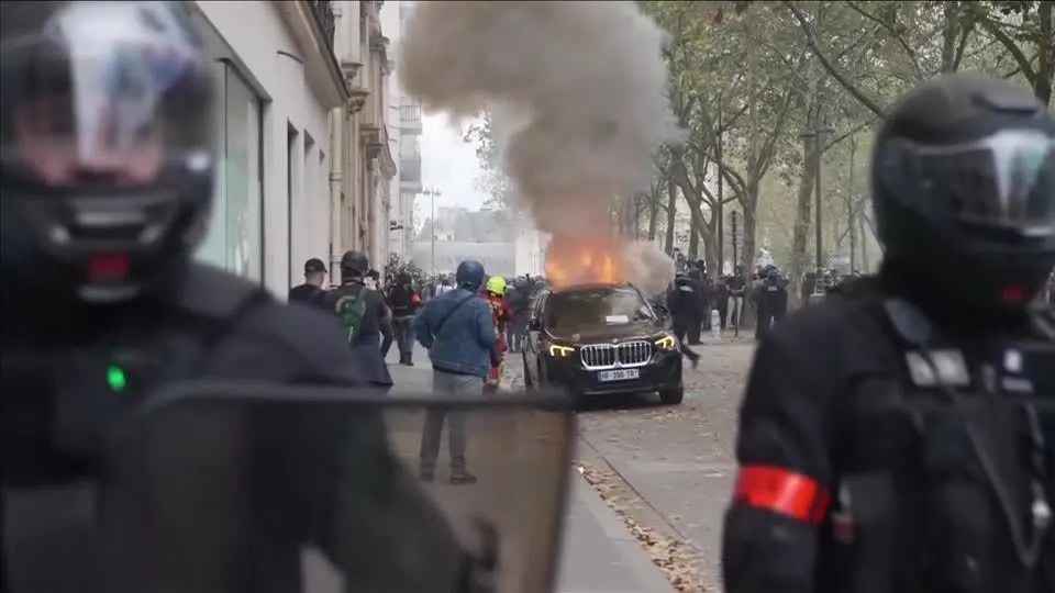 Confrontos entre manifestantes e polícia voltam a acometer a França