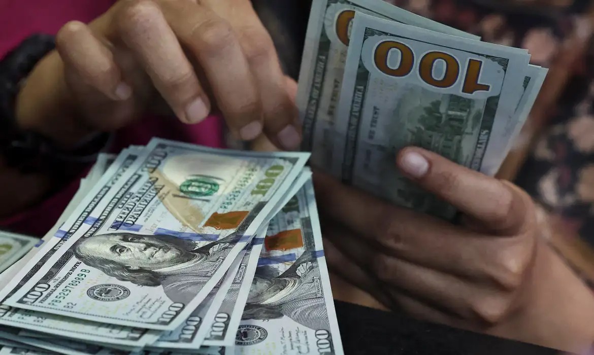 Dólar fecha a R$ 5,44 e registra maior alta semanal desde 2008