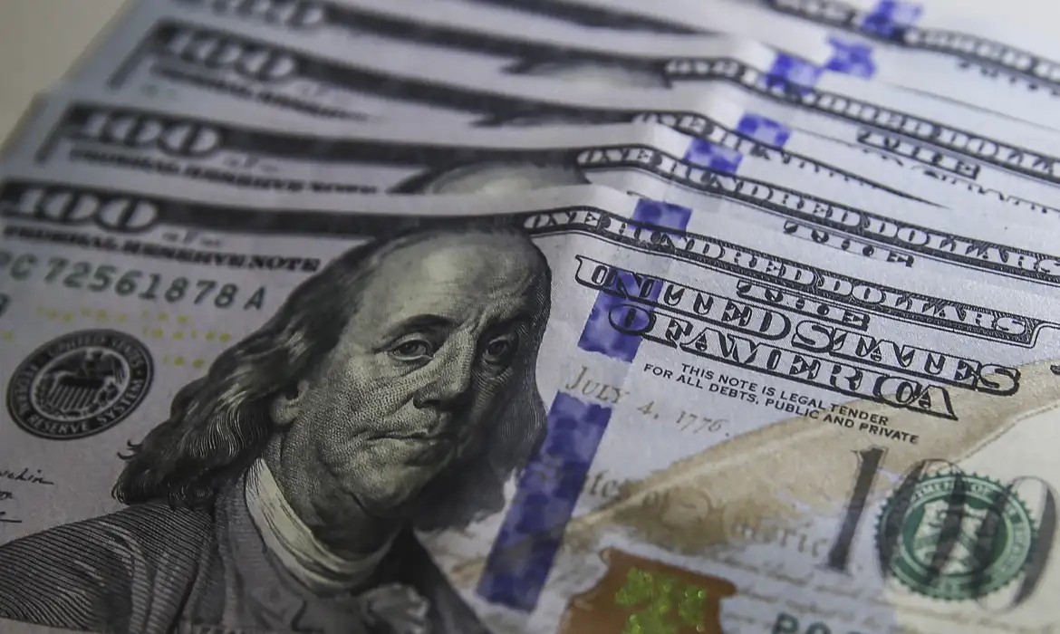 Dólar sobe 0,76% e fecha a R$ 5,39 em dia de cautela