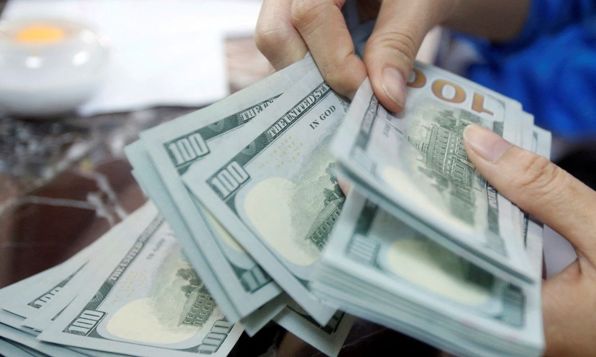 Dólar sobe 1,15% e fecha a R$ 5,09 em dia de cautela