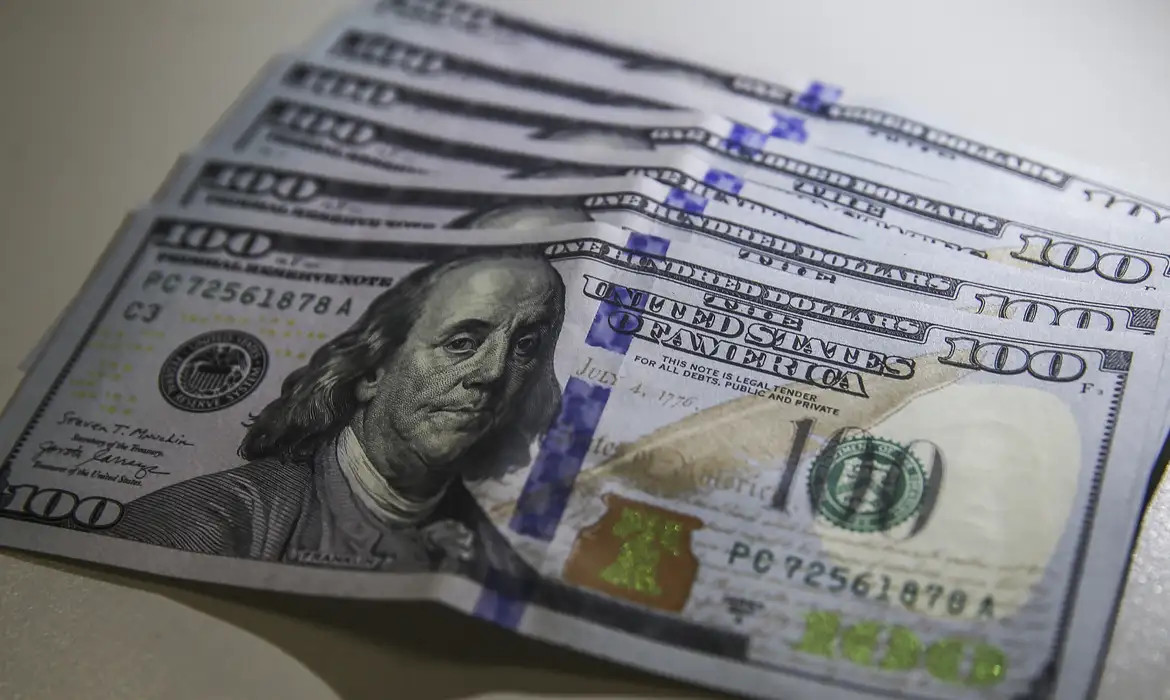 Dólar volta a R$ 5 com ambiente externo e ajuste pós-eleitoral