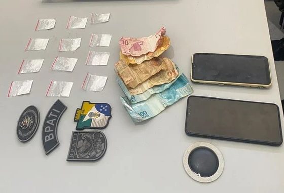Dupla é presa com cocaína e arma de fogo durante abordagem em Boquim