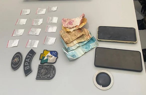 Dupla é presa com cocaína e arma de fogo durante abordagem em Boquim