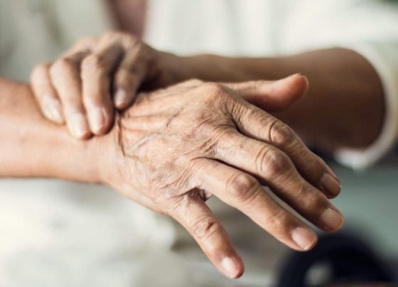 EUA aprovam remédio para Parkinson que age de jeito inédito no cérebro