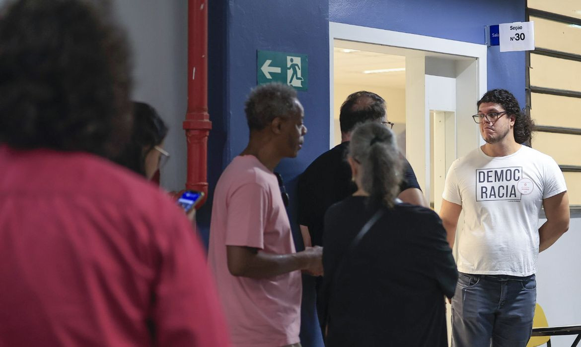 Eleitores têm até as 17h para votar neste domingo