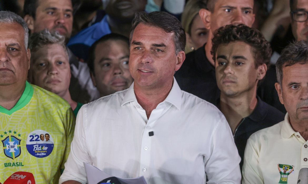 Em carta golpista, Flávio agradece Milei e Trump por apoio para fuga