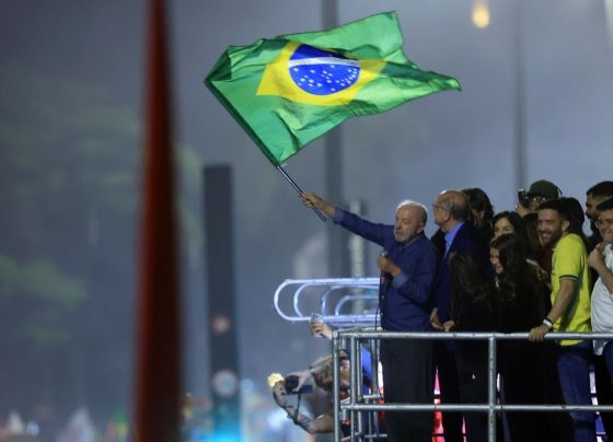 Em festa da vitória, Lula pede que público cante Hino da Independência