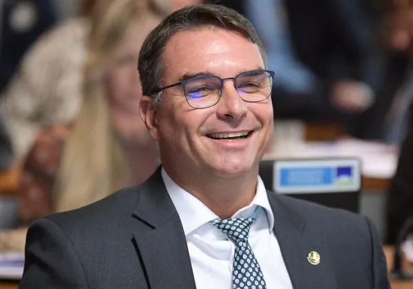 Em última semana de campanha eleitoral, Flávio Bolsonaro aparece à frente em todas as pesquisas de intenções de voto