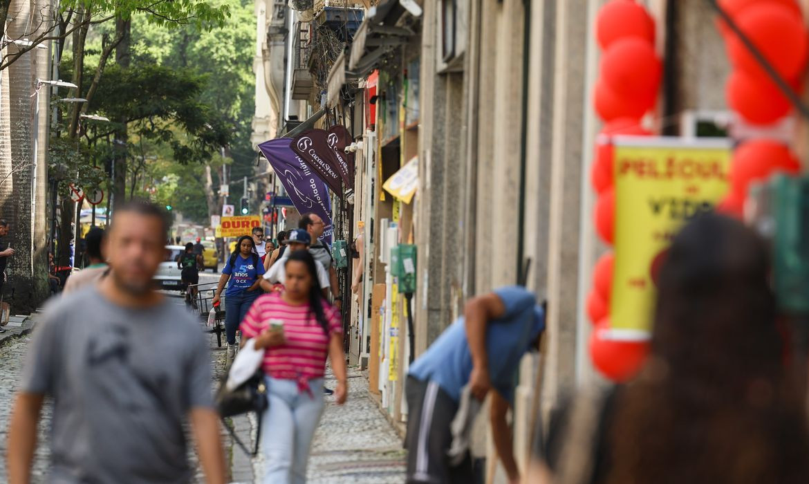 Fim da escala 6×1 traz esperança de mais tempo para família e saúde