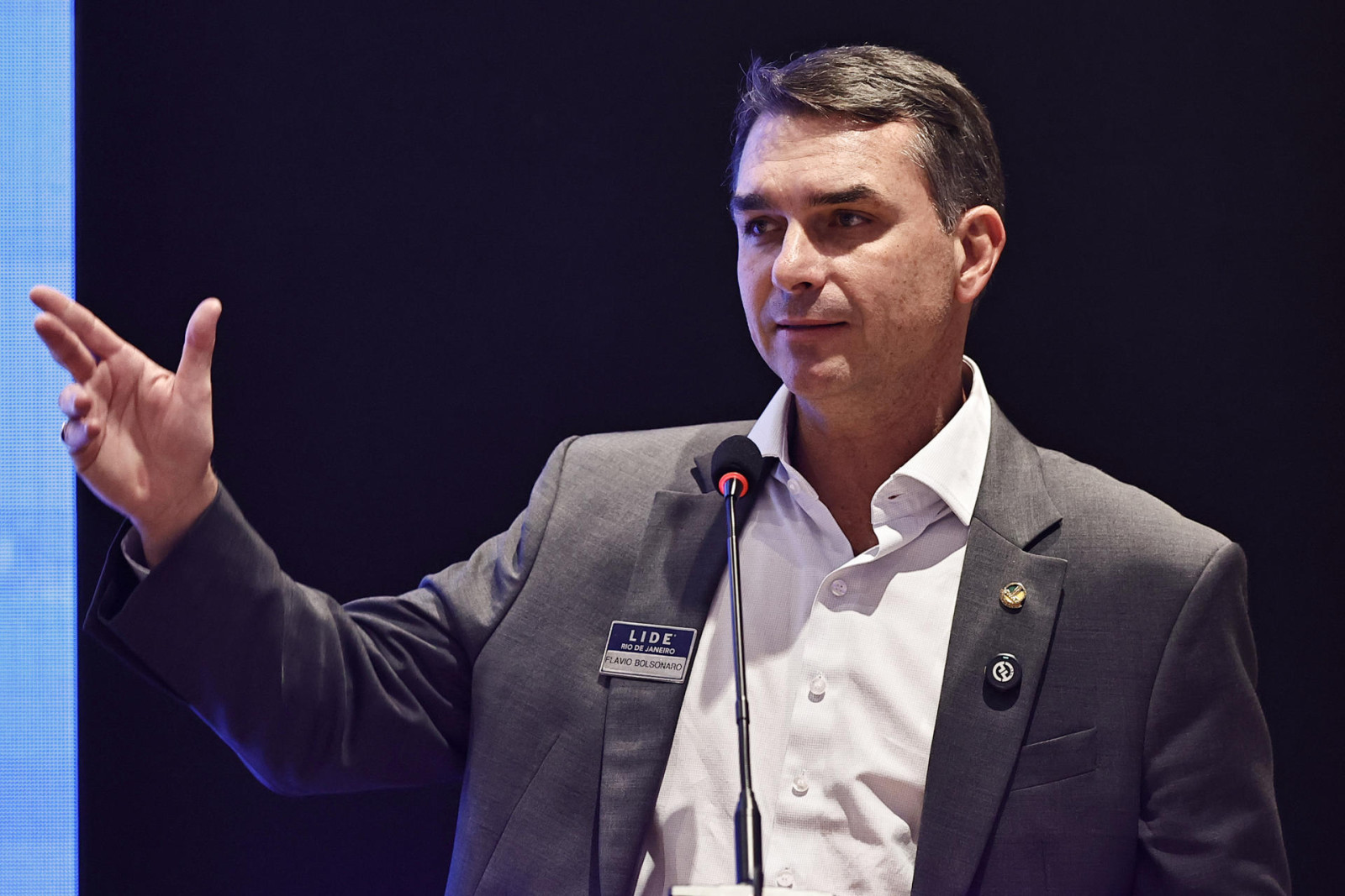 Flávio Bolsonaro anuncia voto a favor do fim da escala 6×1