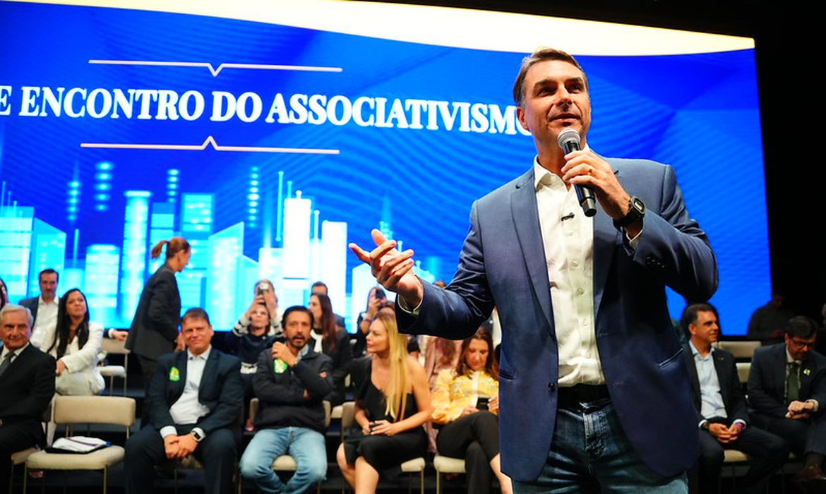 Flávio faz visita ao pai em prisão domiciliar e recebe apoios em SP