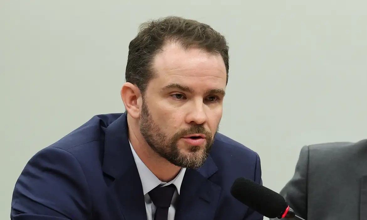 Governo buscará cumprir meta fiscal com diálogo, diz Durigan