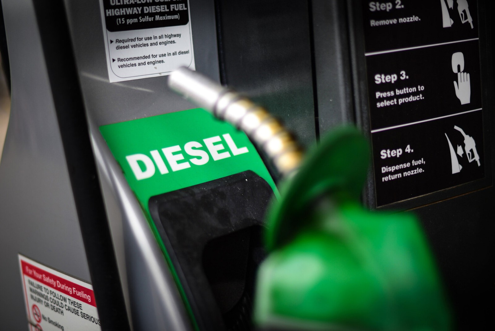 Governo federal prorroga por um mês subvenção de R$ 2,12 ao diesel