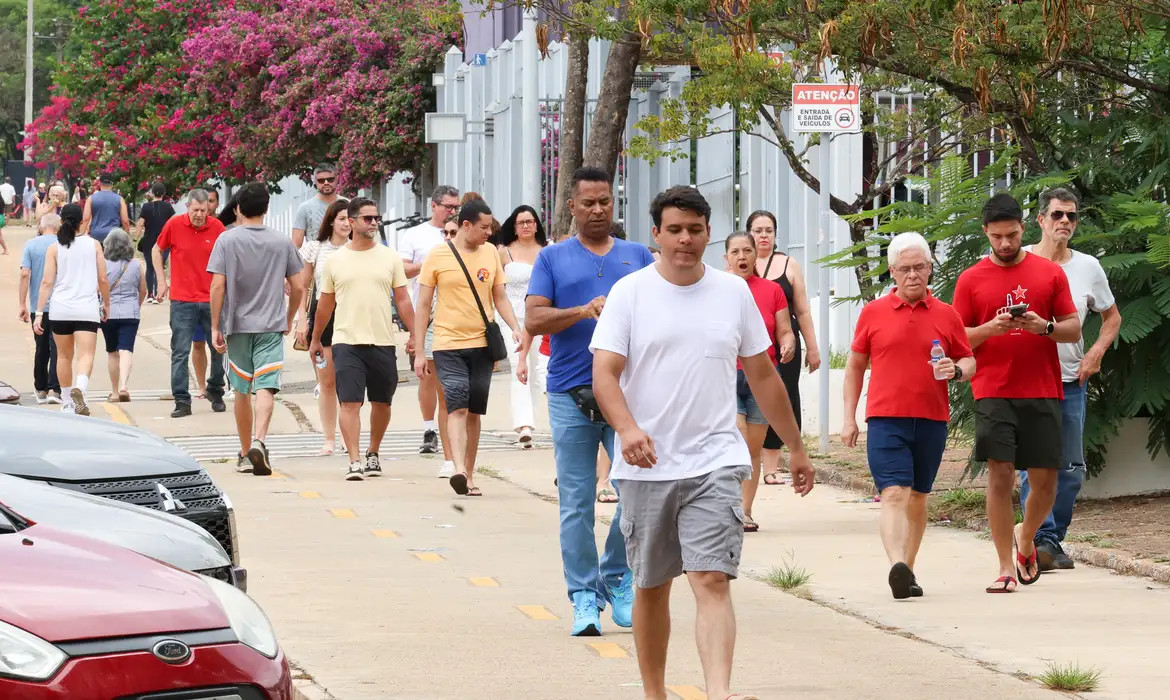 Idosos e menores de 18 anos votam no Distrito Federal