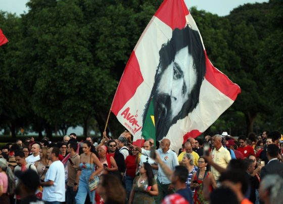 Lula e eleitores idosos se emocionam em “festa de aniversário”