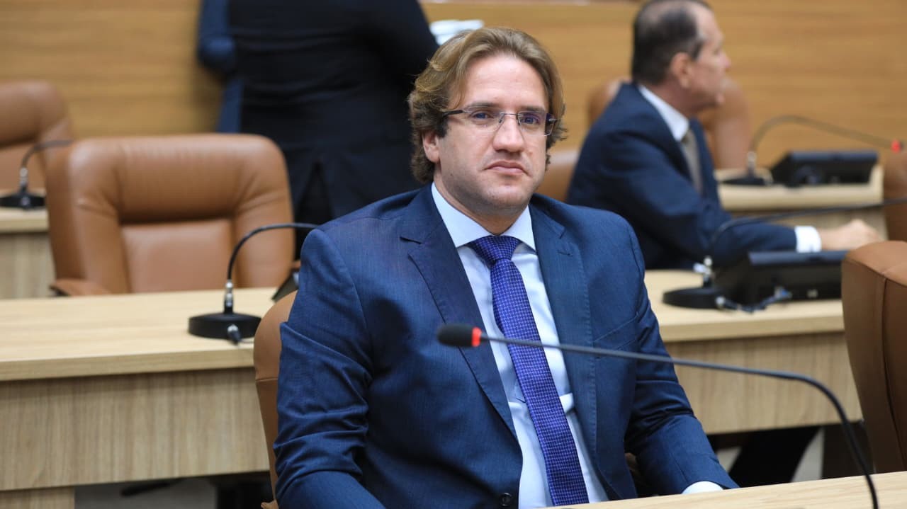 Marcelo Sobral solicita minuto de silêncio em homenagem a jovem vítima de acidente