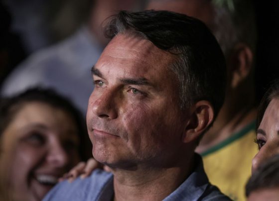 Mendonça multa Flávio por impulsionar post negativo contra Lula