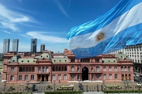 Milei lança plano para demitir 21 mil servidores na Argentina