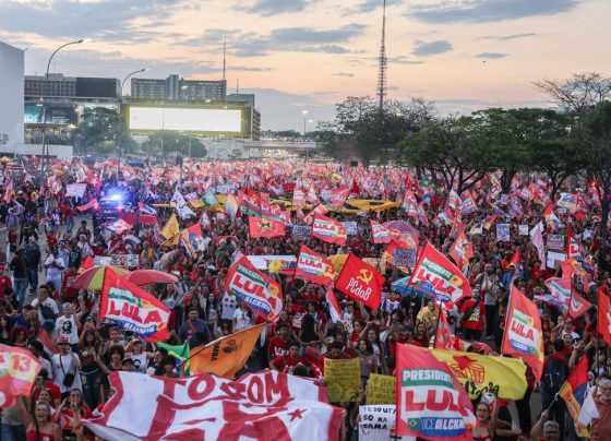 Milhares de estudantes tomam a Esplanada em apoio a Lula