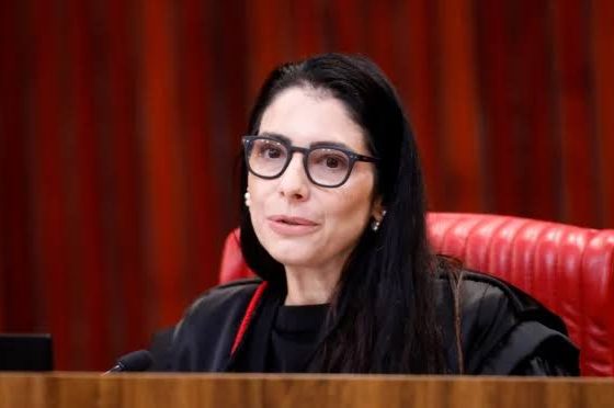 Ministra do TSE que proibiu púlpito vazio em debate presidencial é lulista e já atuou no Ministério da Justiça