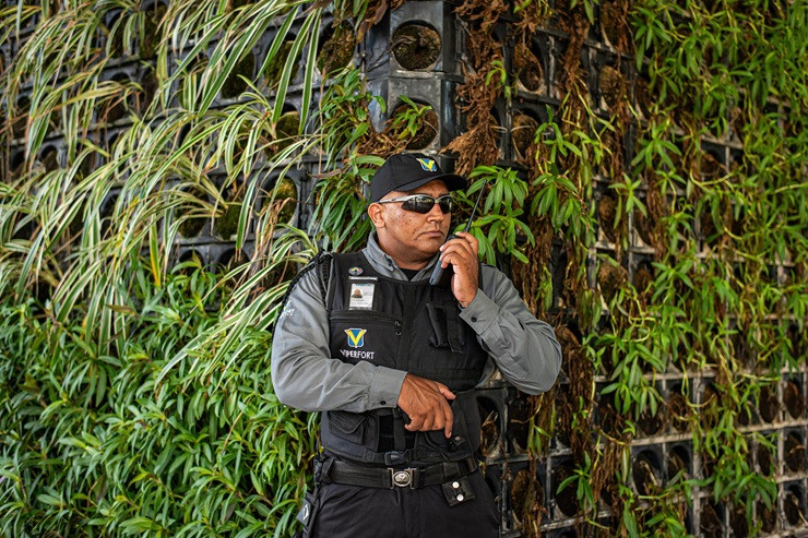 Nova regra proíbe a atuação de porteiro na função de vigilante; saiba a diferença