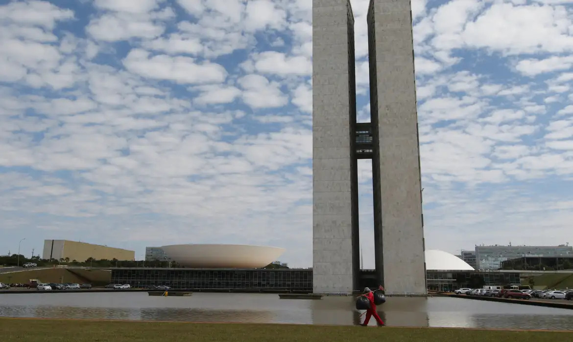 Presidente do Senado marca para terça votação do fim da escala 6×1