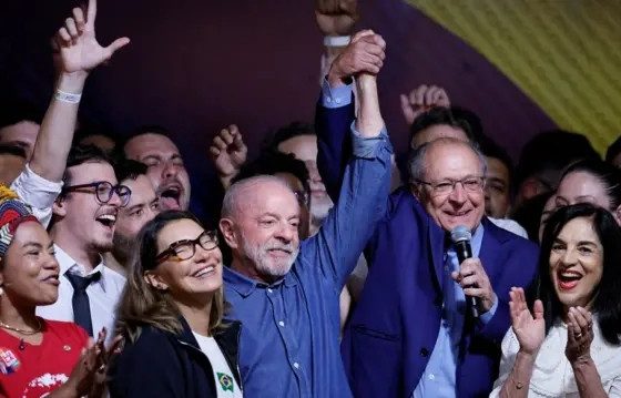 Reeleição de Lula freia avanço da direita na América Latina e mantém Brasil dividido