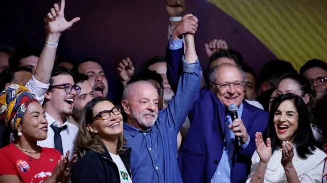 Reeleição de Lula freia avanço da direita na América Latina e mantém Brasil dividido