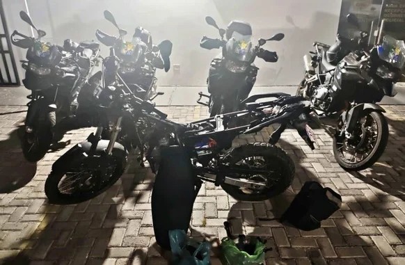 Sete pessoas são conduzidas à delegacia após apreensão de drogas e peças de moto furtada em Aracaju