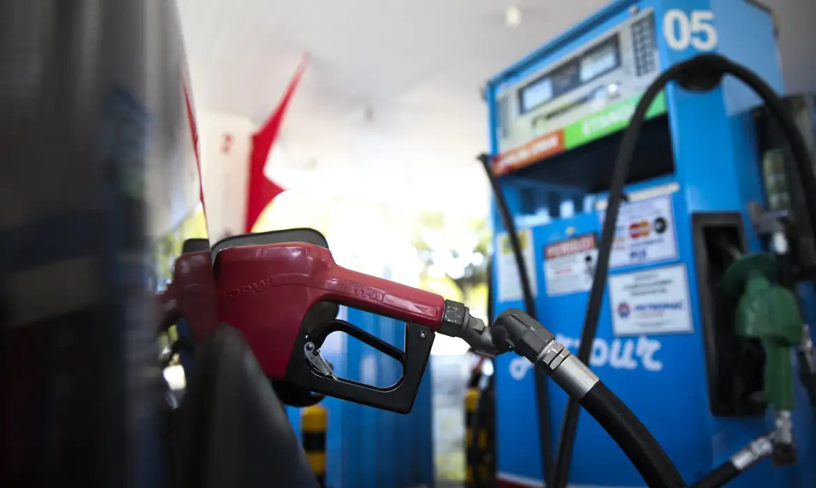 Tributos da gasolina são zerados e subsídios a combustíveis, ampliados
