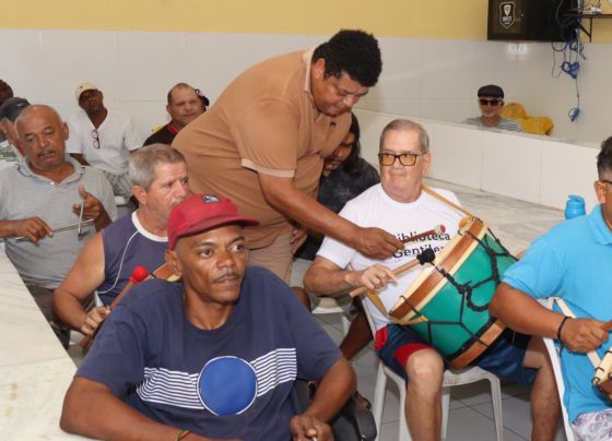 Zabumba e triângulo aproximam assistidos da Casa de Passagem Freitas Brandão