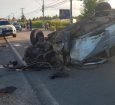 Carro capota ao colidir com placa de concreto na Av.