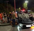Carro capota após acidente envolvendo dois veículos e deixa em ferido
