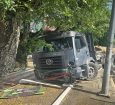 Condutor fica ferido após colisão entre carro e caminhão na