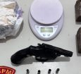 PM apreende arma e drogas após denúncia na região central